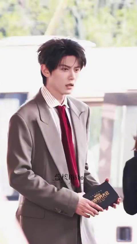 邓凯冷调矜贵与清爽少年混搭,氛围感拉满
