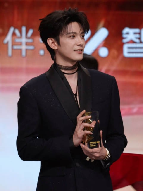 邓凯脖子上这个蕾丝choker太犯规了吧