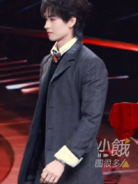 黄俊捷微博视界大会登台领奖，直播展示搞笑天资