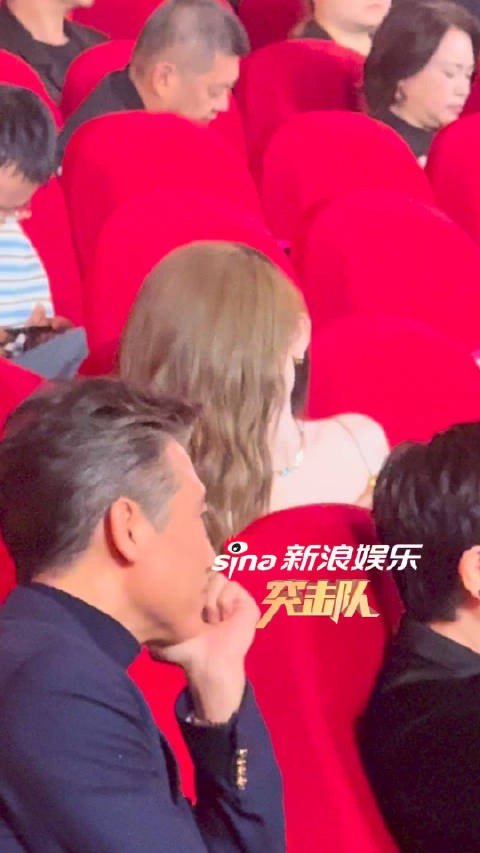 毛晓彤娜扎在微博视界大会现场聊什么,看起来聊得好开心,美女多贴贴呀