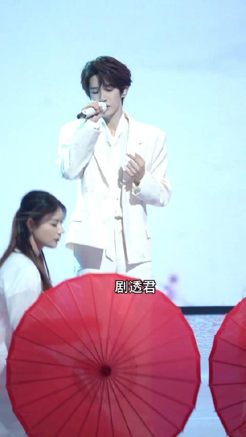 刘宇现场演唱好厉害刘宇怪诞华丽的高定美学