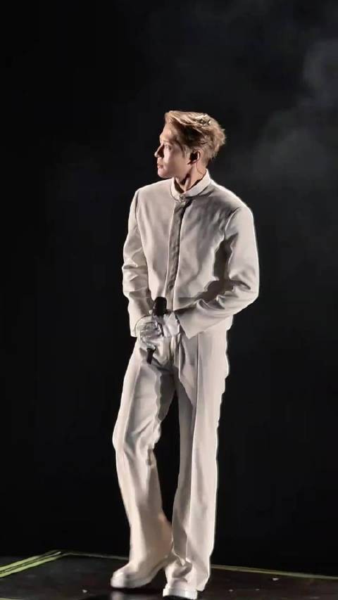 王嘉尔演唱会白裤子引讨论，是否算演出事故