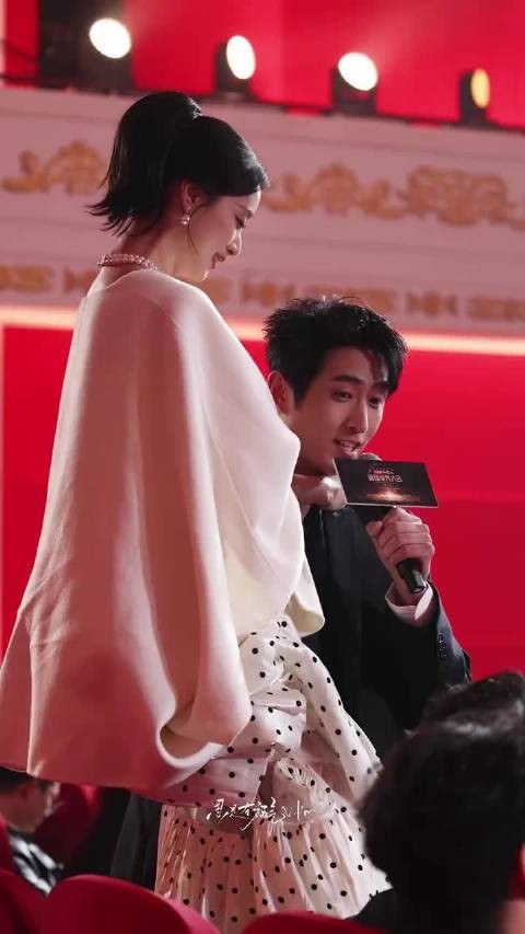 王凯沐单手抱起王小亿 昏暗氛围感加持