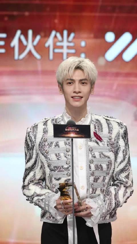 罗云熙微博视界大会年度全能艺人