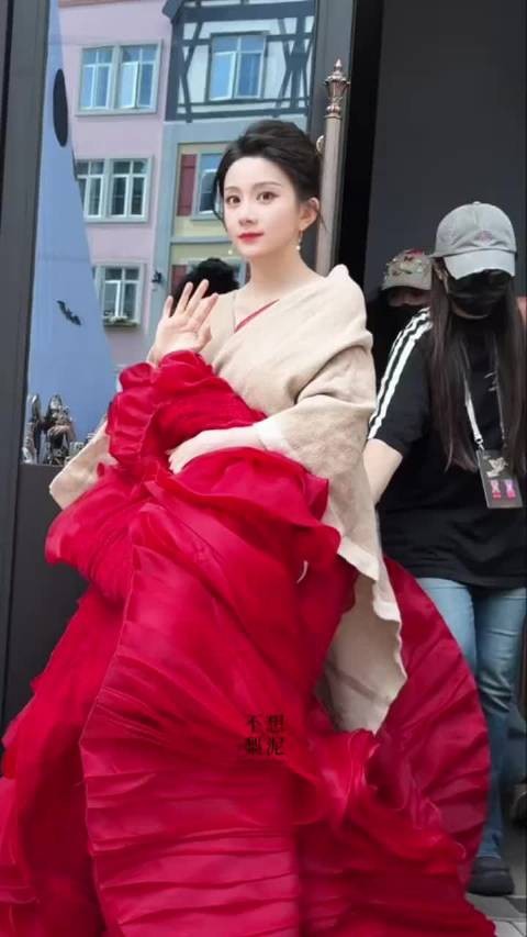 马秋元说姚弛红毯可掀衣，深V造型展胸肌线条