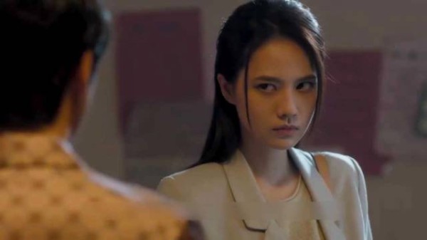 这个漂亮女孩被坏人控制了几年了,我勒个去,太炸裂了