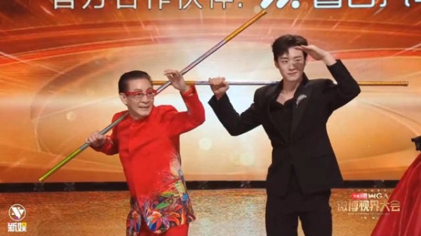 陈少熙见六小龄童结巴,耍金箍棒掉落