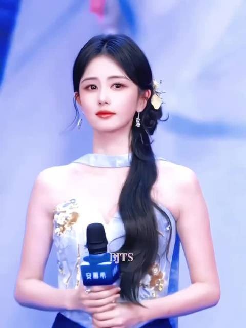白鹿东方韵味独特，一抬手一回眸尽显温婉沉静气质