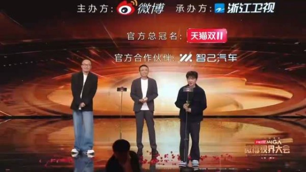 谢娜听到吴彤发言磕巴的反应