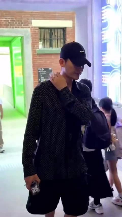 网友香港偶遇张翰,此前与黄景瑜同看盆栽哥演唱会