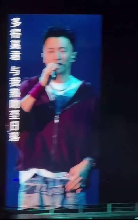 谢霆锋提醒歌迷小心却自己摔倒