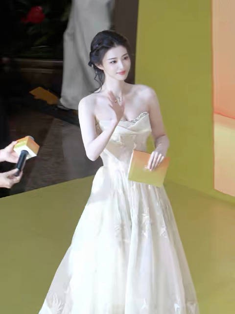 王楚然真的美得盘靓条顺自体发光像一颗莹润的白珍珠,看得我要晕了