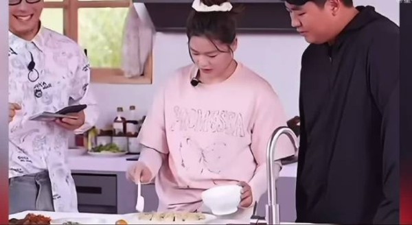 全进华全红婵兄妹同框直播备菜,全红婵俏皮回应点赞看情况
