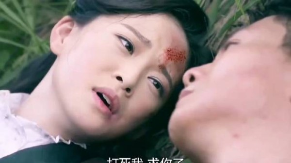 夫妻二人被鬼子追击二人说啥都不抛下对方，最后同伴赶到把他们救下