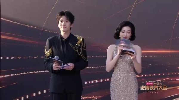 孟子义李昀锐三搭亮相红毯，蝴蝶抹胸造型默契十足
