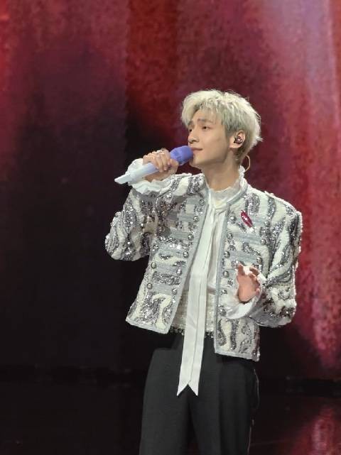 罗云熙获年度全能艺人 期待北京演唱会