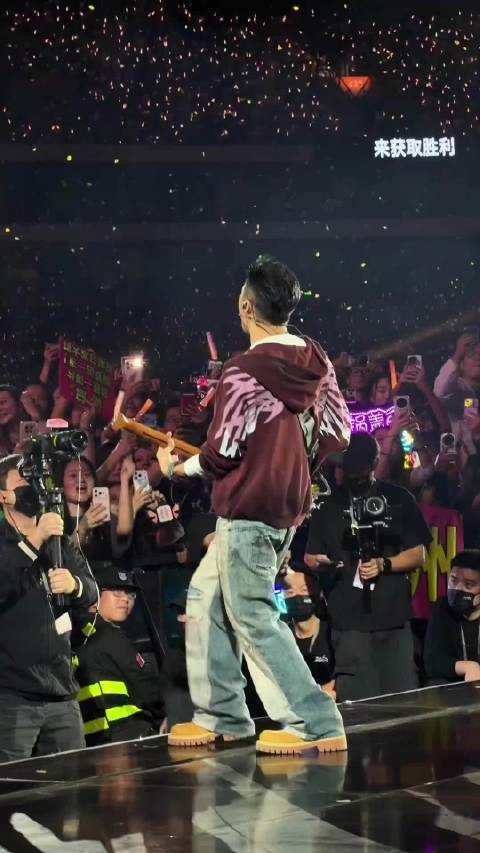 哎呦……一个不留神，锋哥摔了一下，心疼死我了
