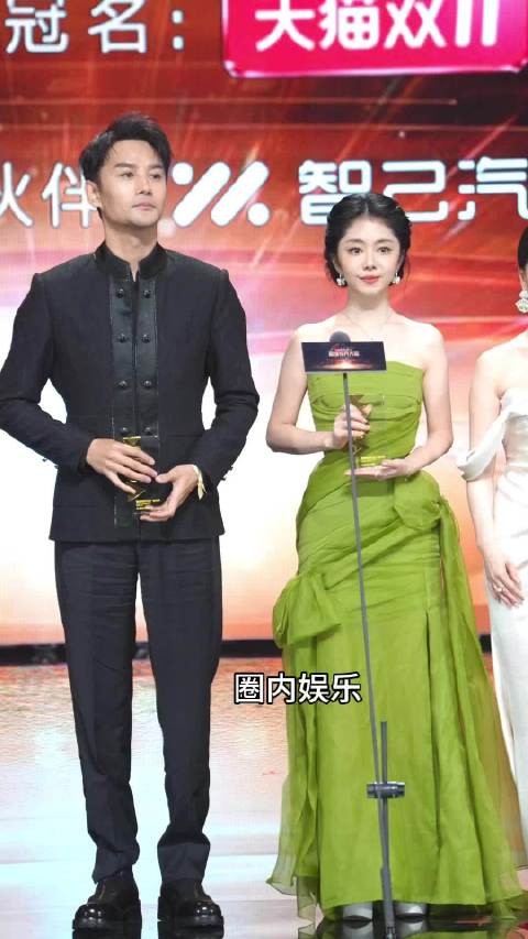 谭松韵王凯同框领奖 微博视界大会