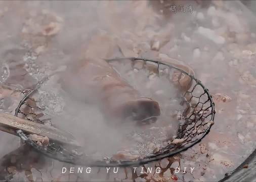 那爷卖房请婉容吃饭,妻子休夫