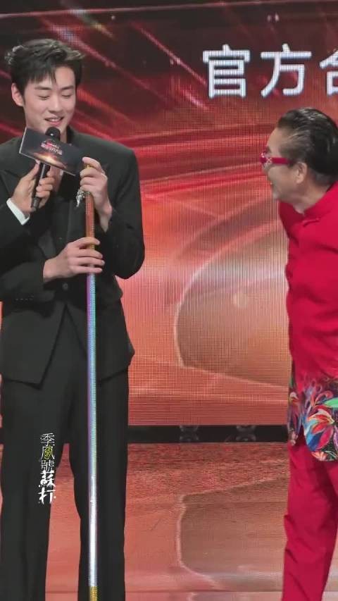 陈少熙六小龄童面前耍金箍棒,紧张扑倒舞台