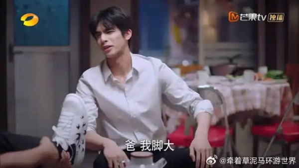 子秋回国给大家准备礼物，唯独不给凌霄，把他当情敌了