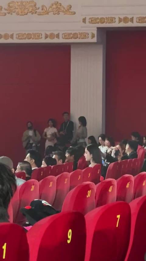 娜扎和欧豪上台领奖